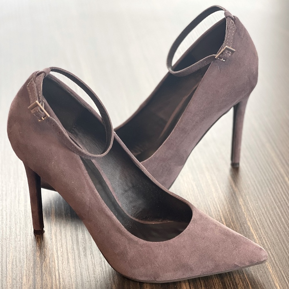 Anne Michelle Gray Suede Pump